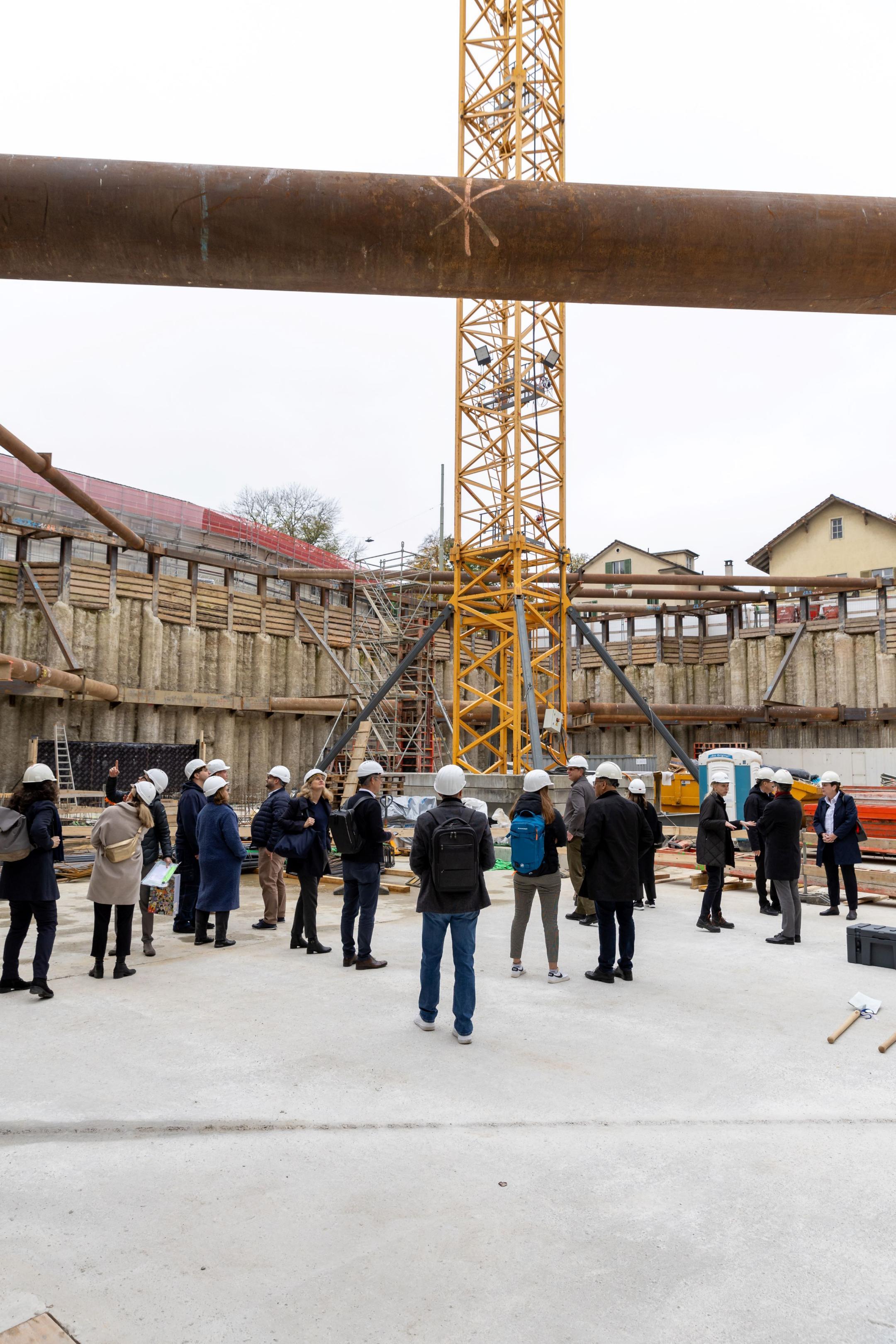 Besuchende bei der Grundsteinlegung der BFS Winterthur.