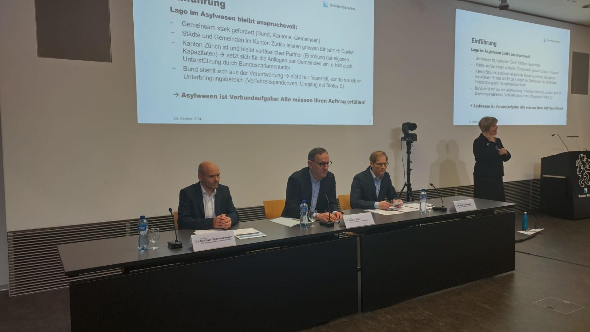 Drei Personen präsentieren.