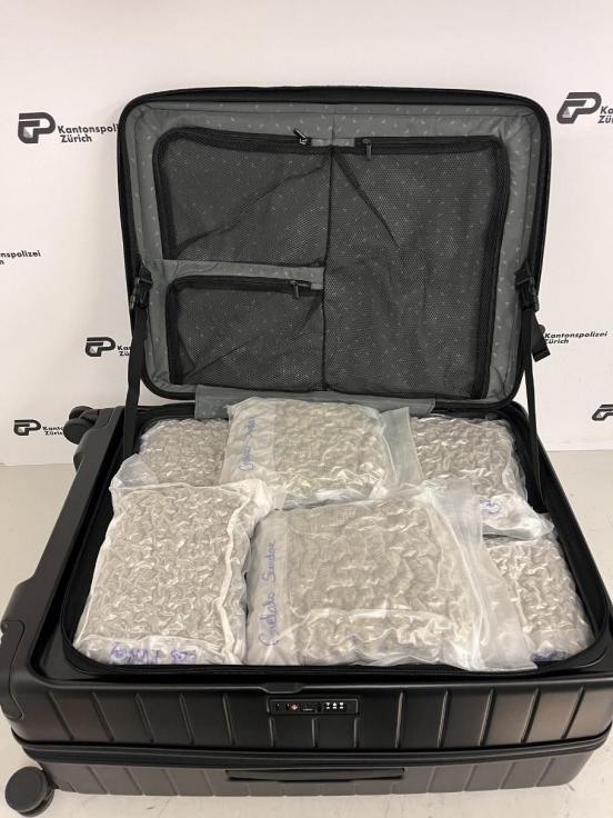 Koffer mit sichergestelltem Marihuana