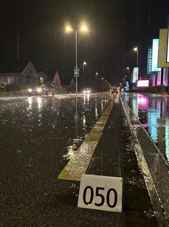 Unfallstelle bei einem Fussgängerstreifen in der Nacht und bei Regen.