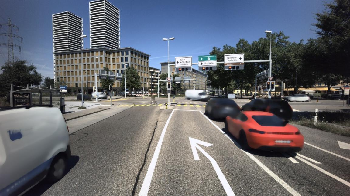 Strasse mit drei Spuren und einer Gegenfahrbahn, die an einer Kreuzung mit Überkopflichtsignalen endet und auf der mehrere Autos unterwegs sind.