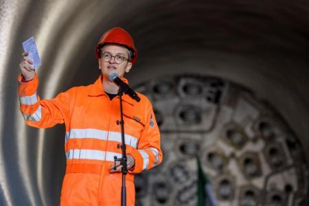 Regierungsrat Martin Neukom steht am Mikrofon und hält seine Rede.