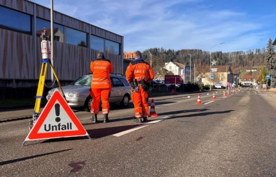 Zwei Polizisten sichern auf der Unfallstelle Spuren