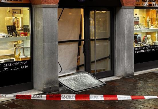 Juweliergeschäft mit Einbruchspuren