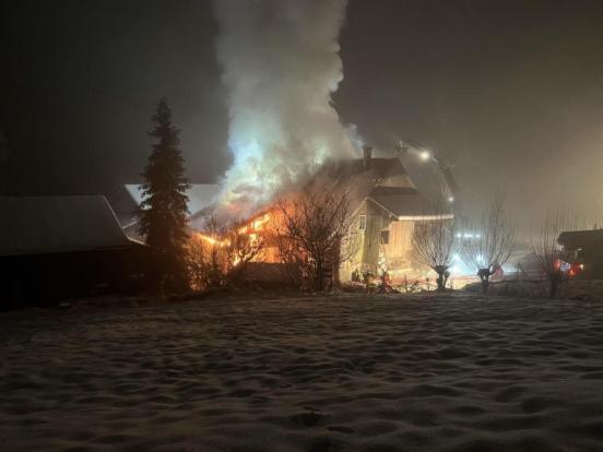 Bauernhaus das in Flammen steht