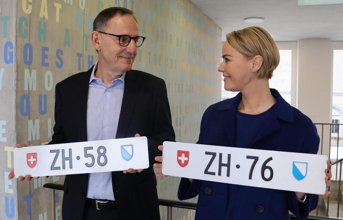 Regierungsrätin Natalie Rickli und Sicherheitsdirektor Mario Fehr mit «ihren» Kontrollschildern «ZH 76» und «ZH 58».