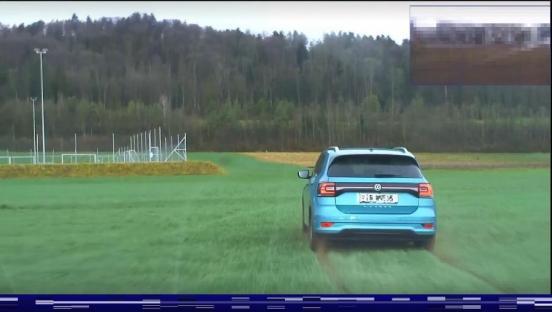 Flüchtender Personenwagen fährt über ein Feld in Urdorf