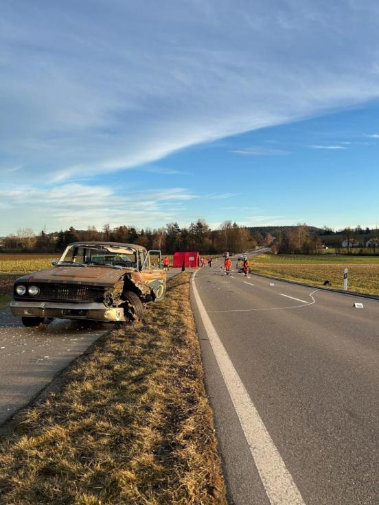 Beschädigtes Fahrzeug steht neben der Strasse.