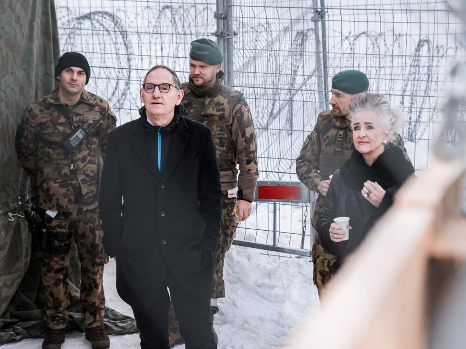 Die Regierungsräte Carmen Walker Späh und Mario Fehr beginnen den Truppenbesuch draussen im Schnee und beobachten die temporären Bauten.