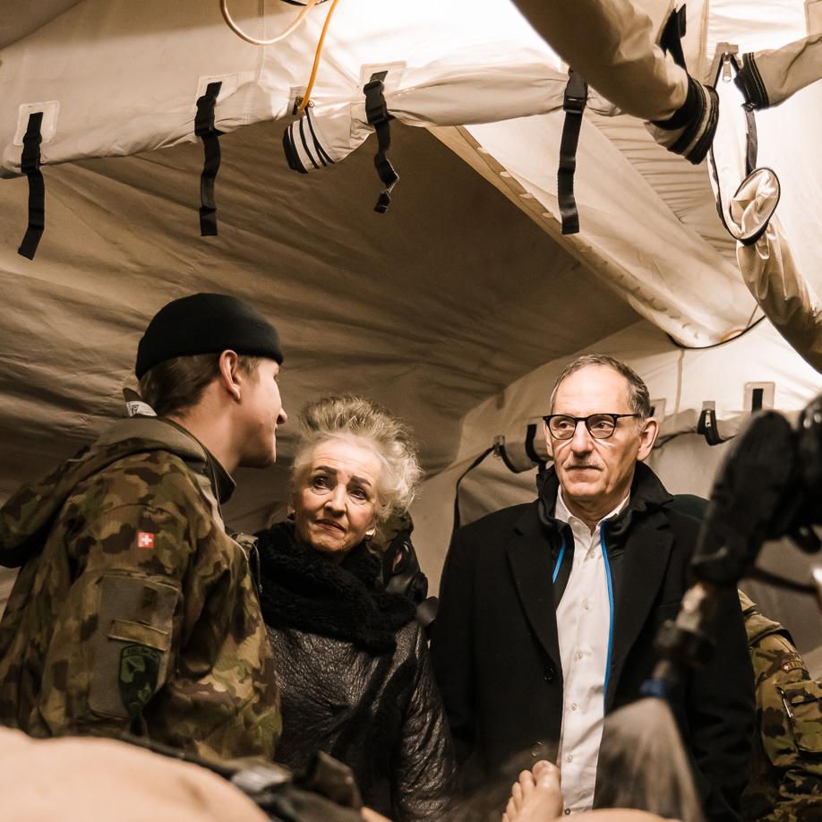 n Soldat liegt auf einem Sanitätsbarren zu Übungszwecken.