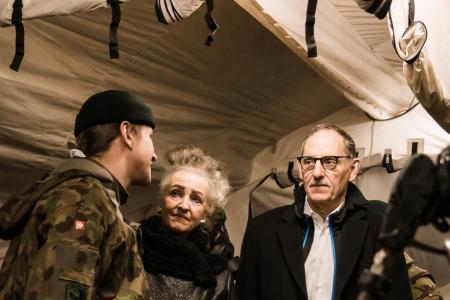 n Soldat liegt auf einem Sanitätsbarren zu Übungszwecken.