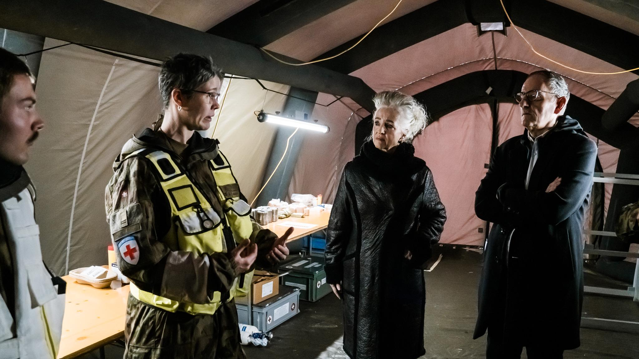 Eine medizinische Fachperson spricht mit den beiden Regierungsräten.