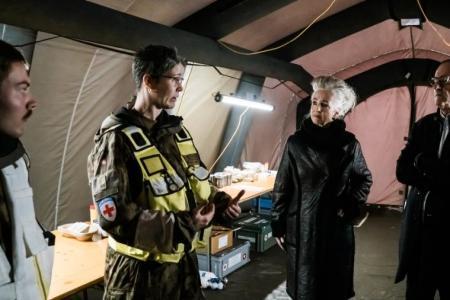 Eine medizinische Fachperson spricht mit den beiden Regierungsräten.