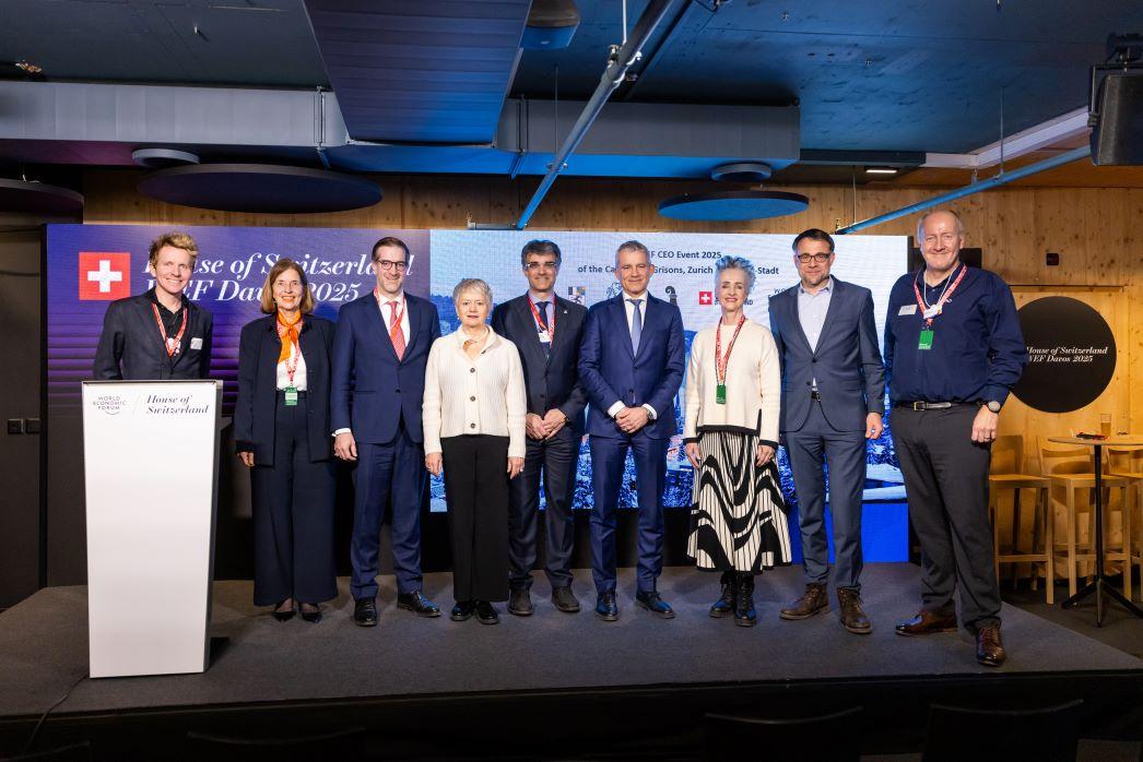 Gruppenbild mit neun Personen am UnternehmerInnen-Anlass am WEF 2025