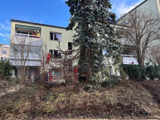 Feuerwehrleute auf dem Balkon nach dem Löschen des Feuers