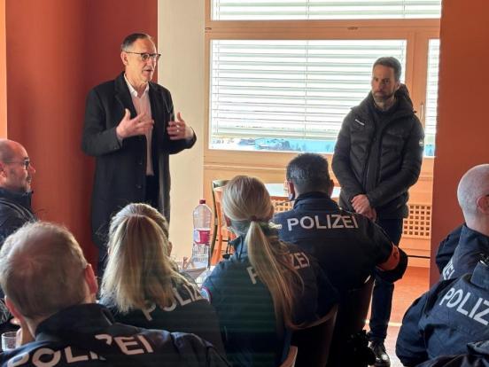 Sicherheitdirektor Mario Fehr hält eine Rede vor mehreren Polizisten