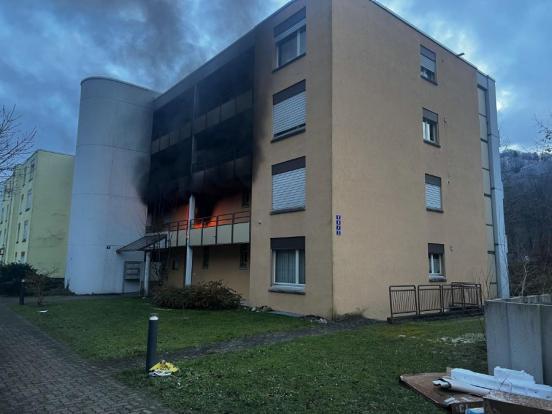 Mehrfamilienhaus; ein Feuer im Laubengang im 1. Stock