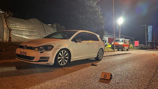 Ein weisses Auto mit Beschädigungen auf der Strasse