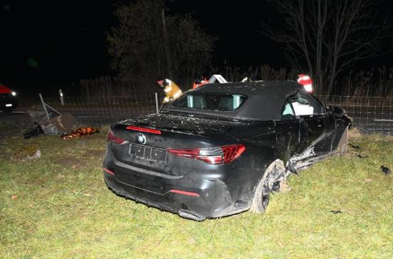 Ein beschädigtes Auto in der Wiese