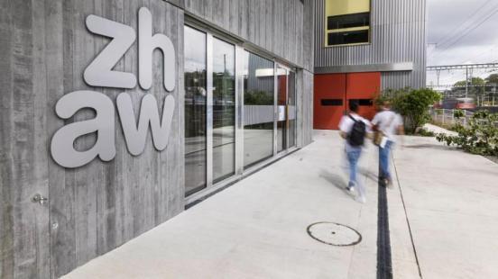 Studierende betreten das Haus Richard Coray des Architektur-Departements der Zürcher Hochschule für Angewandte Wissenschaften.