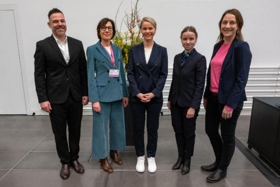 Gruppenbild mit Regierungspräsidentin Natalie Rickli in der Mitte