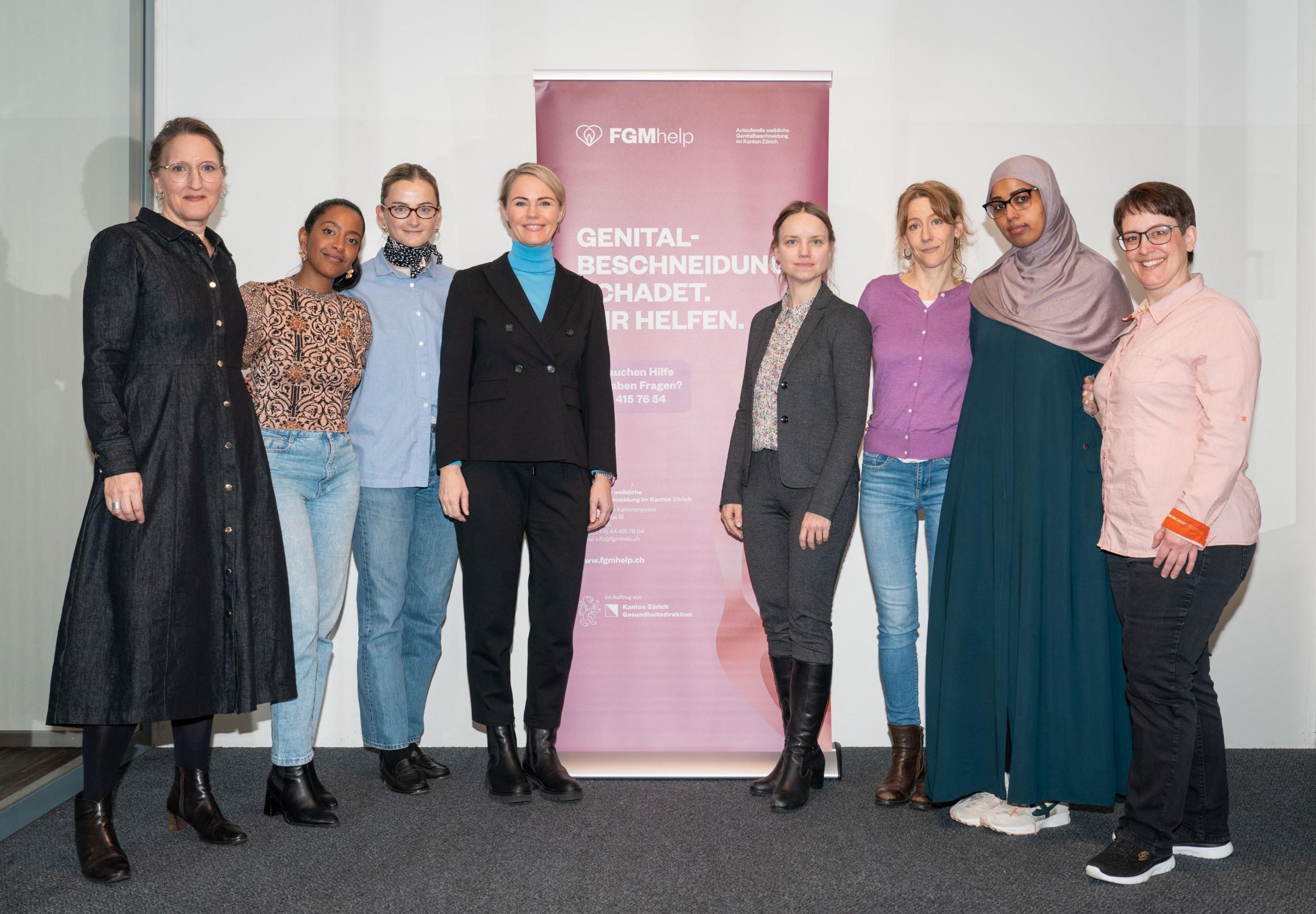 Das Team der Anlaufstelle weibliche Genitalbeschneidung im Kanton Zürich und die Referentinnen (von li nach re): Katja Theissen (Leiterin Anlaufstelle), Sara Aduse (Botschafterin FGMhelp), Ann Schädler (Beraterin Anlaufstelle), Regierungspräsidentin Natalie Rickli, Dr. med. Franziska Kluschke (Kantonsärztin Gesundheitsdirektion Kanton Zürich), Simone Giger (Netzwerk gegen Mädchenbeschneidung Schweiz), Safiyo Hussein Abdi (Integrationsbegleiterin), Karin Bruppacher (Beraterin Anlaufstelle)