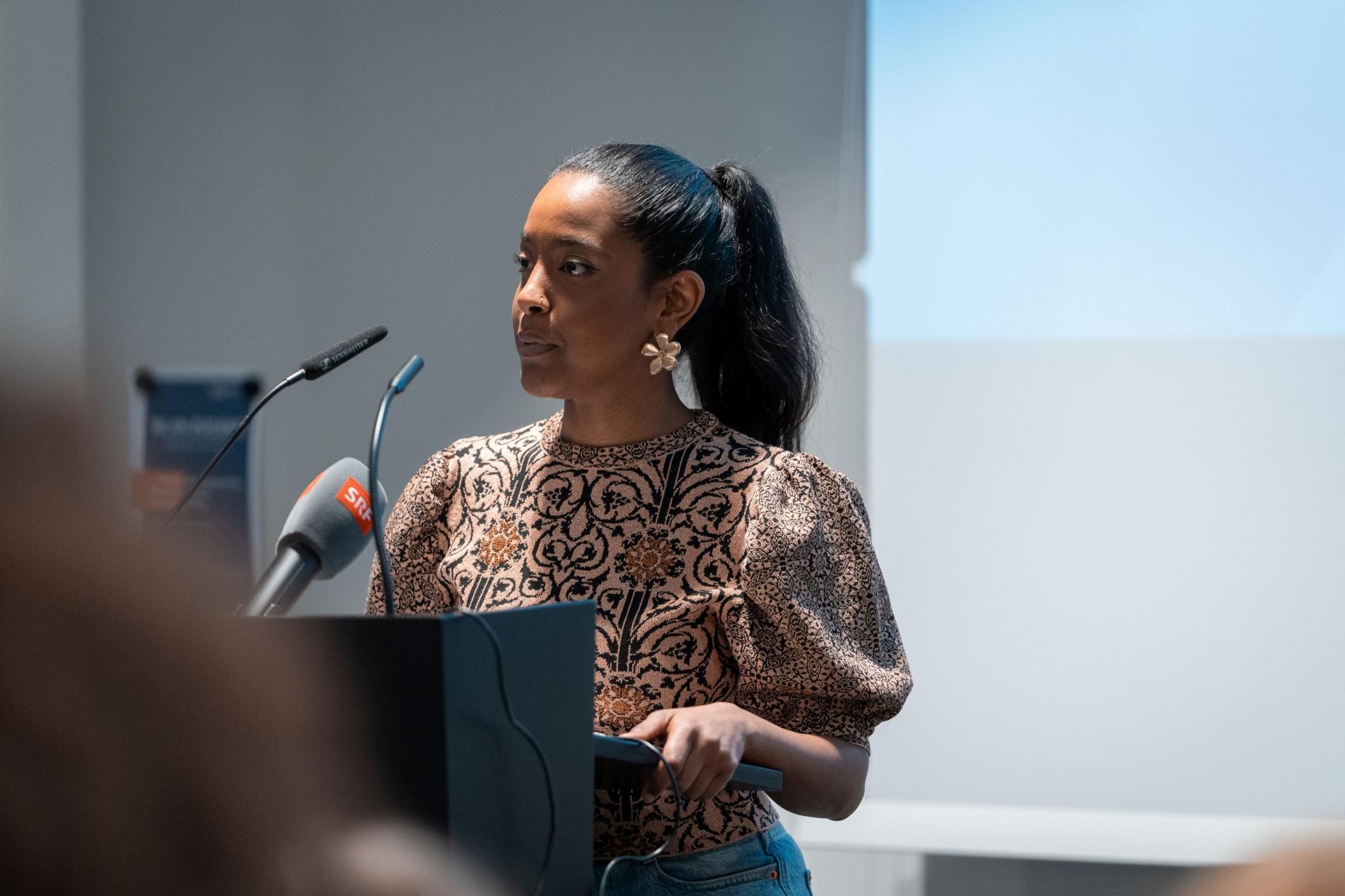 Sara Aduse am Rednerpult