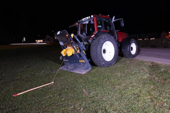 Ein roter Traktor auf einer Wiese