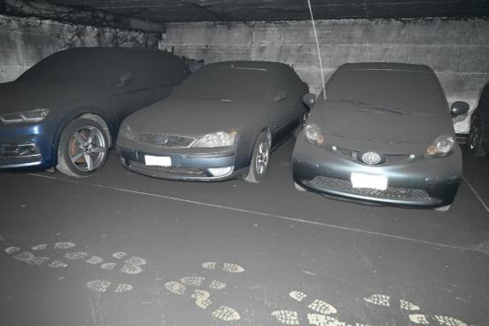 Drei Fahrzeuge mit Russ überzogen in einer Tiefgarage