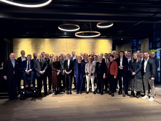 Gruppenbild am Sessionstreffen mit dem Regierungsrat und Parlamentsmitgliedern in Bern