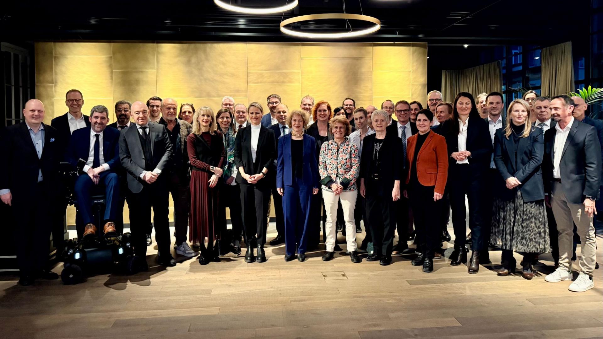 Gruppenbild am Sessionstreffen mit dem Regierungsrat und Parlamentsmitgliedern in Bern