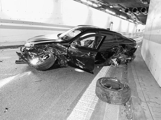 defektes Auto in einem Tunnel