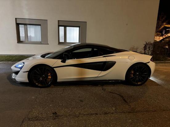 Fahrzeug vor einem Gebäude