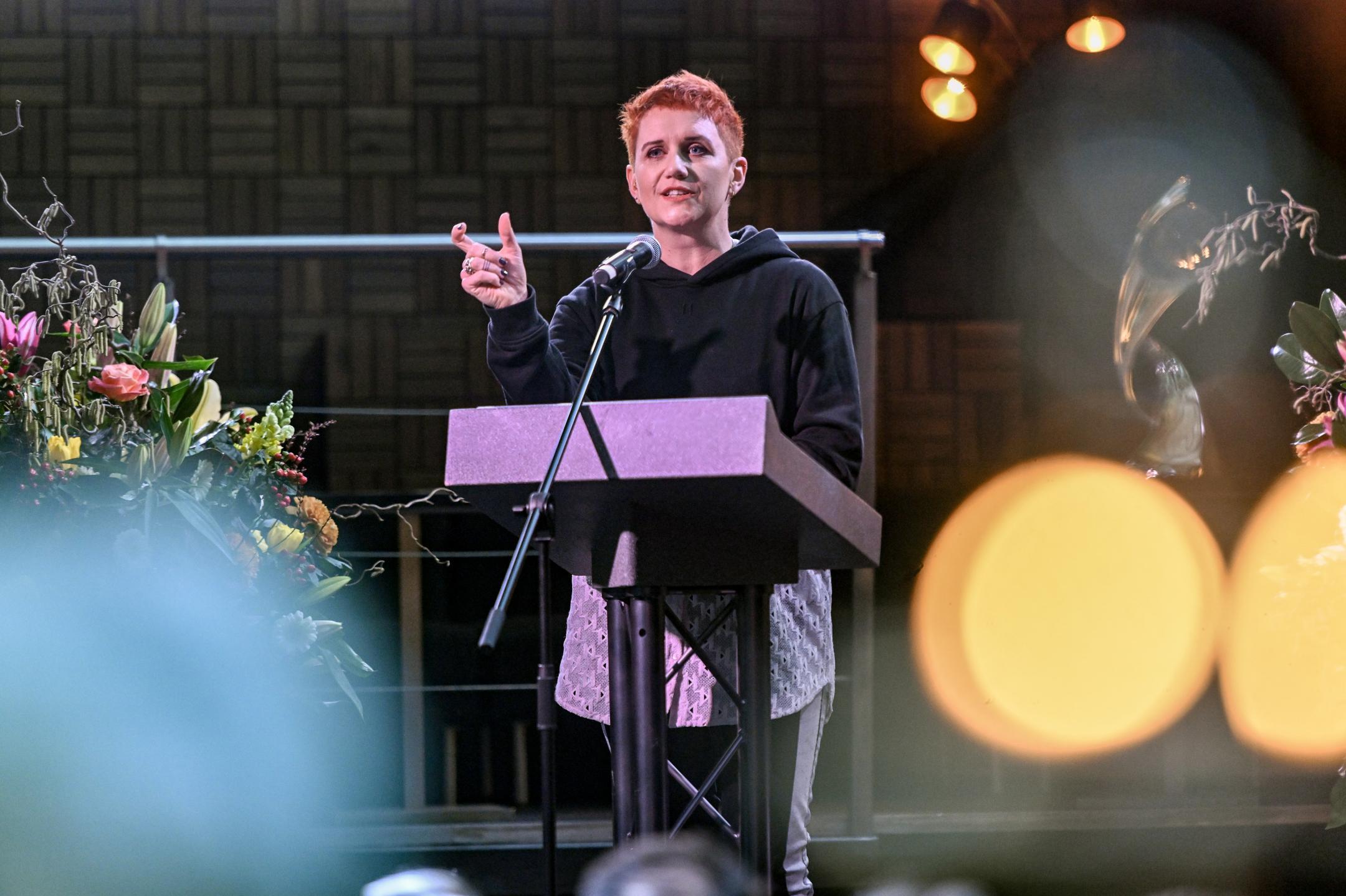 Steffi Buchli (Blick) erklärt auf der Bühne, was EqualVoice zur Sichtbarkeit der Frauen in den Medien beiträgt.