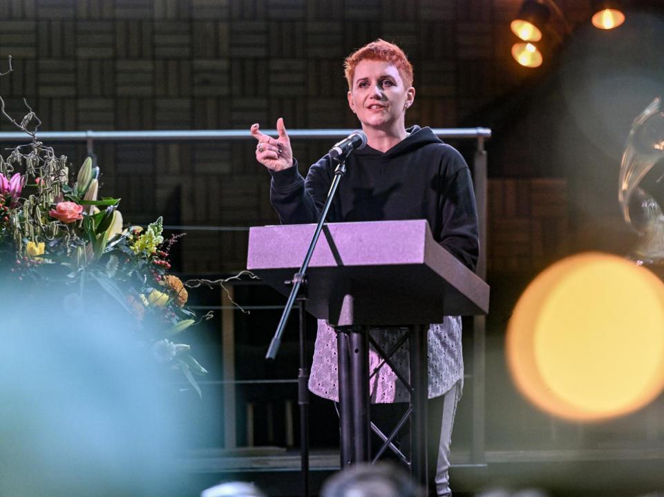 Steffi Buchli (Blick) erklärt auf der Bühne, was EqualVoice zur Sichtbarkeit der Frauen in den Medien beiträgt.