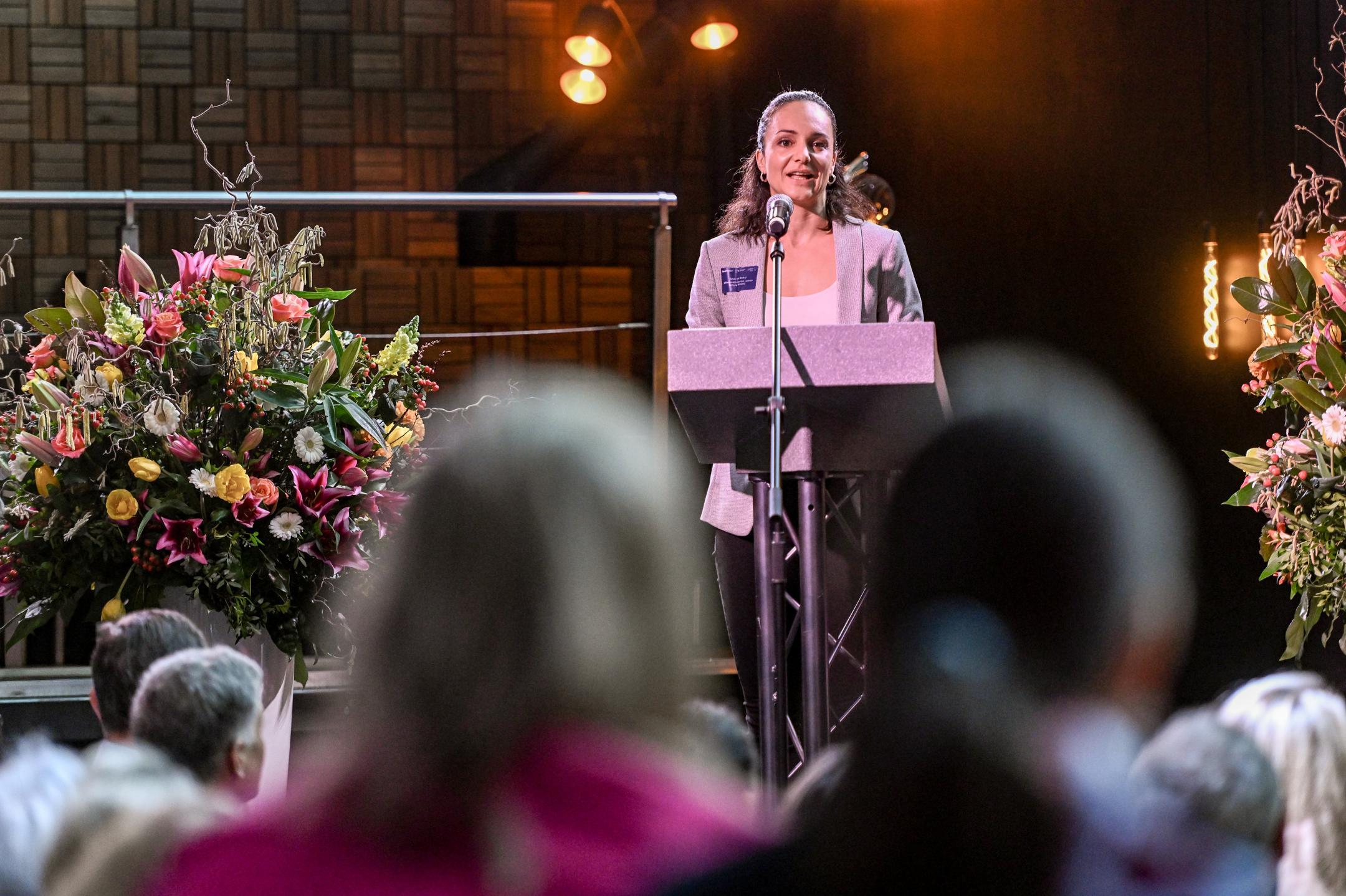 Sarah van Berkel (Laureus Stiftung Schweiz) zeigte auf, wie wichtig der Zugang von Mädchen im Sport ist.
