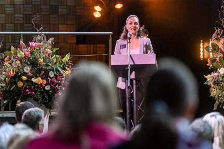 Sarah van Berkel (Laureus Stiftung Schweiz) zeigte auf, wie wichtig der Zugang von Mädchen im Sport ist.