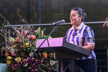 Sandra Plaza (Sportamt Kanton Zürich) stellt die Begleitmassnahmen zur WEURO25 auf der Bühnevor.