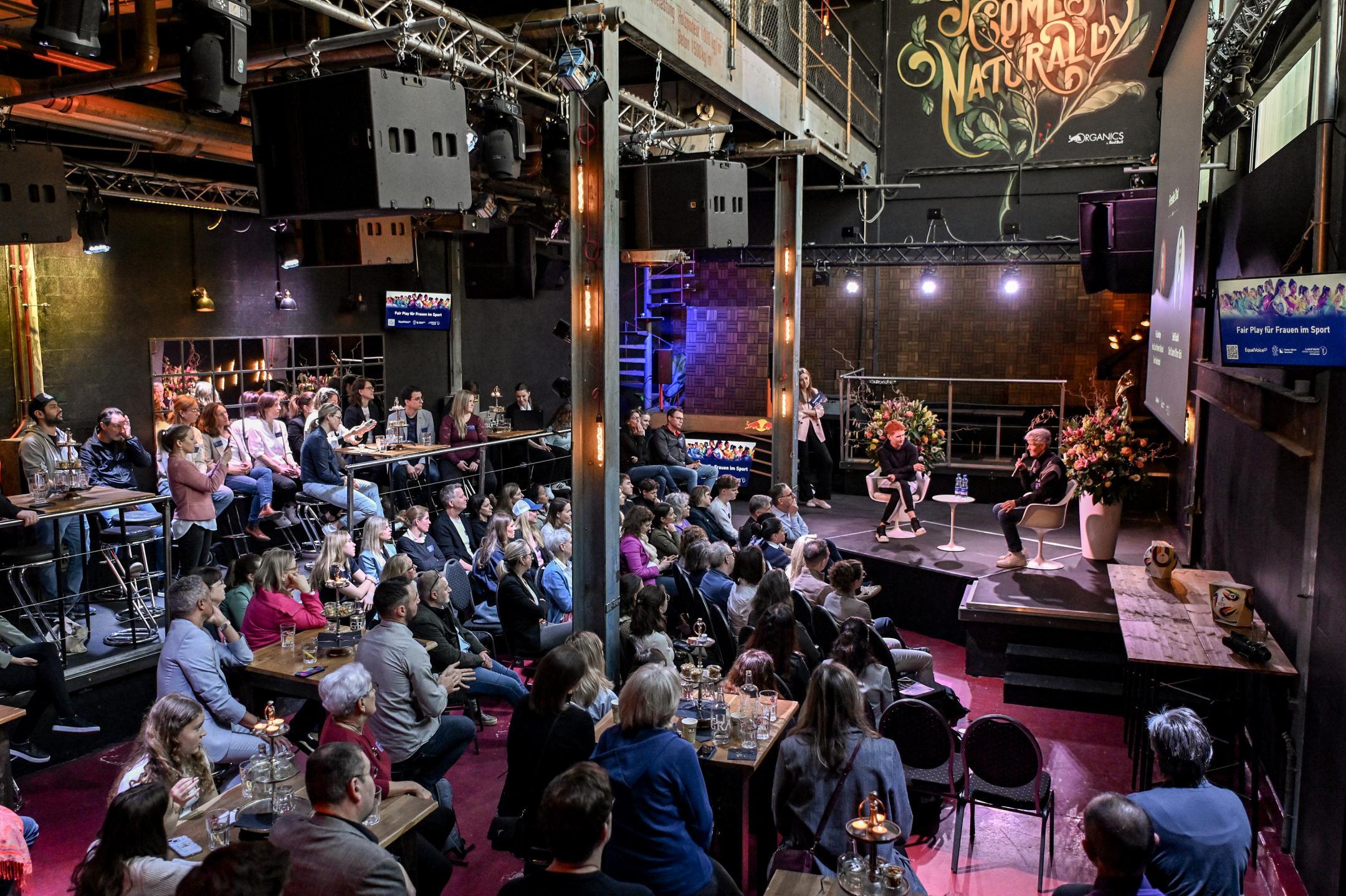 Vor rund 100 Gästen wird Pia Sundhage, Nationaltrainer des Schweizer Nationalteam von Steffi Buchli, CCO Blick auf der Bühne interviewt.