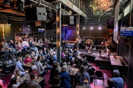 Vor rund 100 Gästen wird Pia Sundhage, Nationaltrainer des Schweizer Nationalteam von Steffi Buchli, CCO Blick auf der Bühne interviewt.