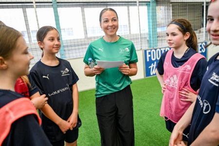 Die ehemalige Schweizer Nationalspielerin Vanessa Bernauer gab den FI9 Spielerinnen wichtige Tipps für die Spiele.