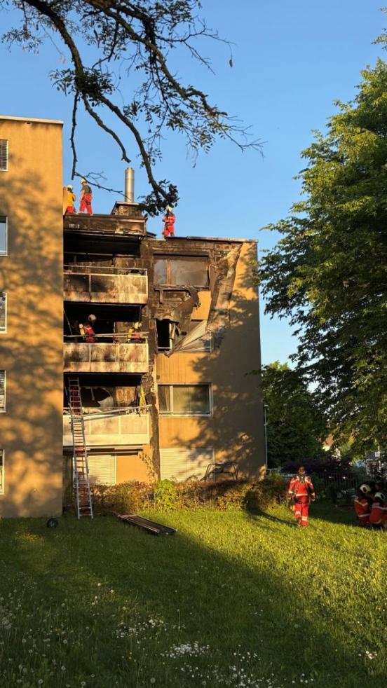 Sachschaden durch Brand an Balkonen und Fassade