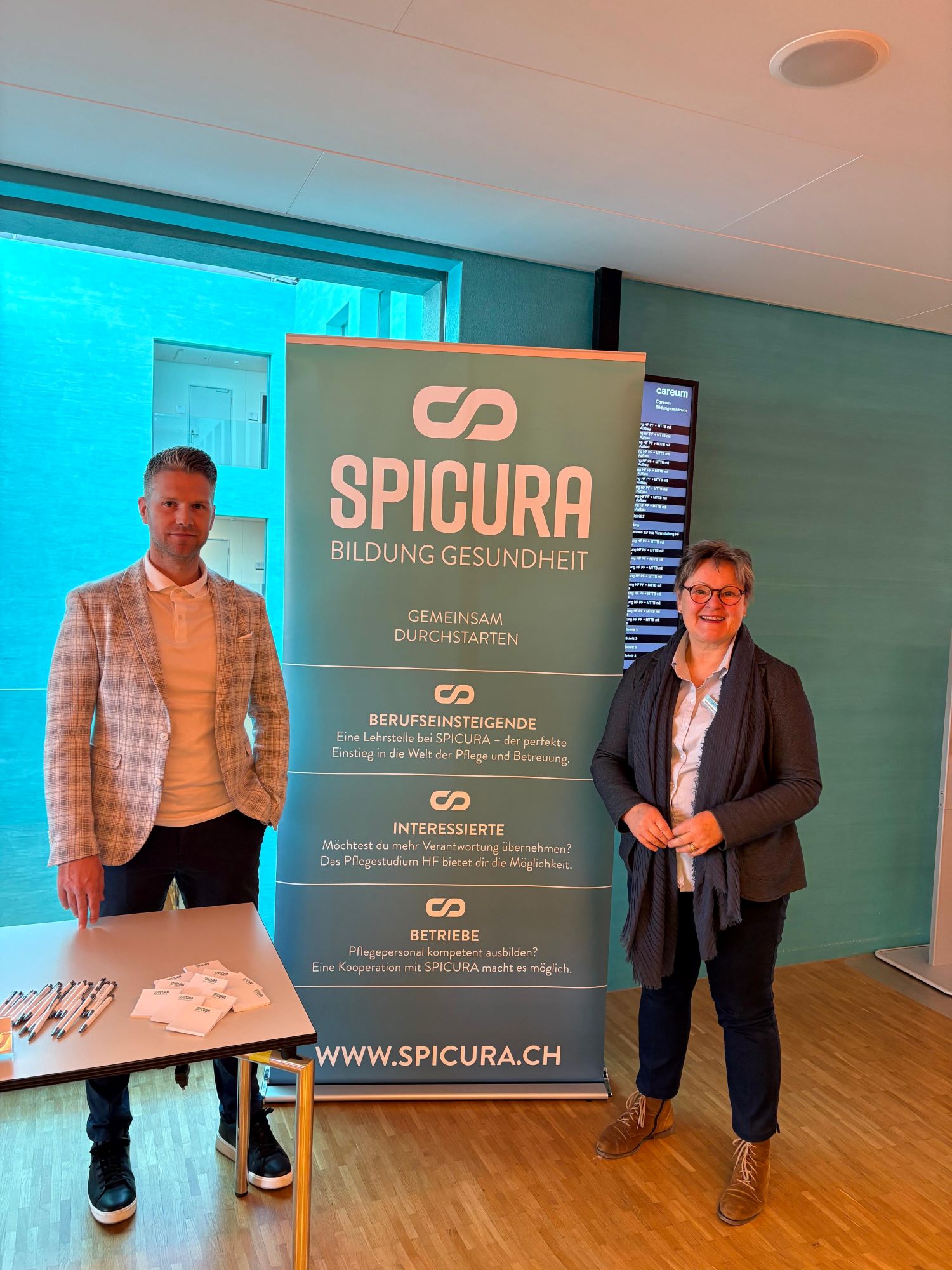 Durch die zentrale Organisation von Ausbildungsplätzen im Verbund wird insbesondere kleinen Institutionen der Zugang zur Ausbildung von Pflege ermöglicht