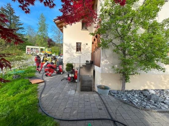 Die Feuerwehr im Einsatz mit zwei Ventilatoren