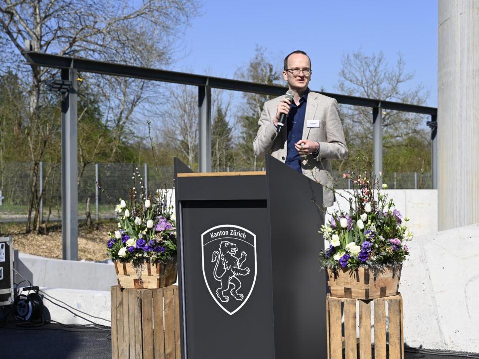 Martin Neukom hält eine Rede