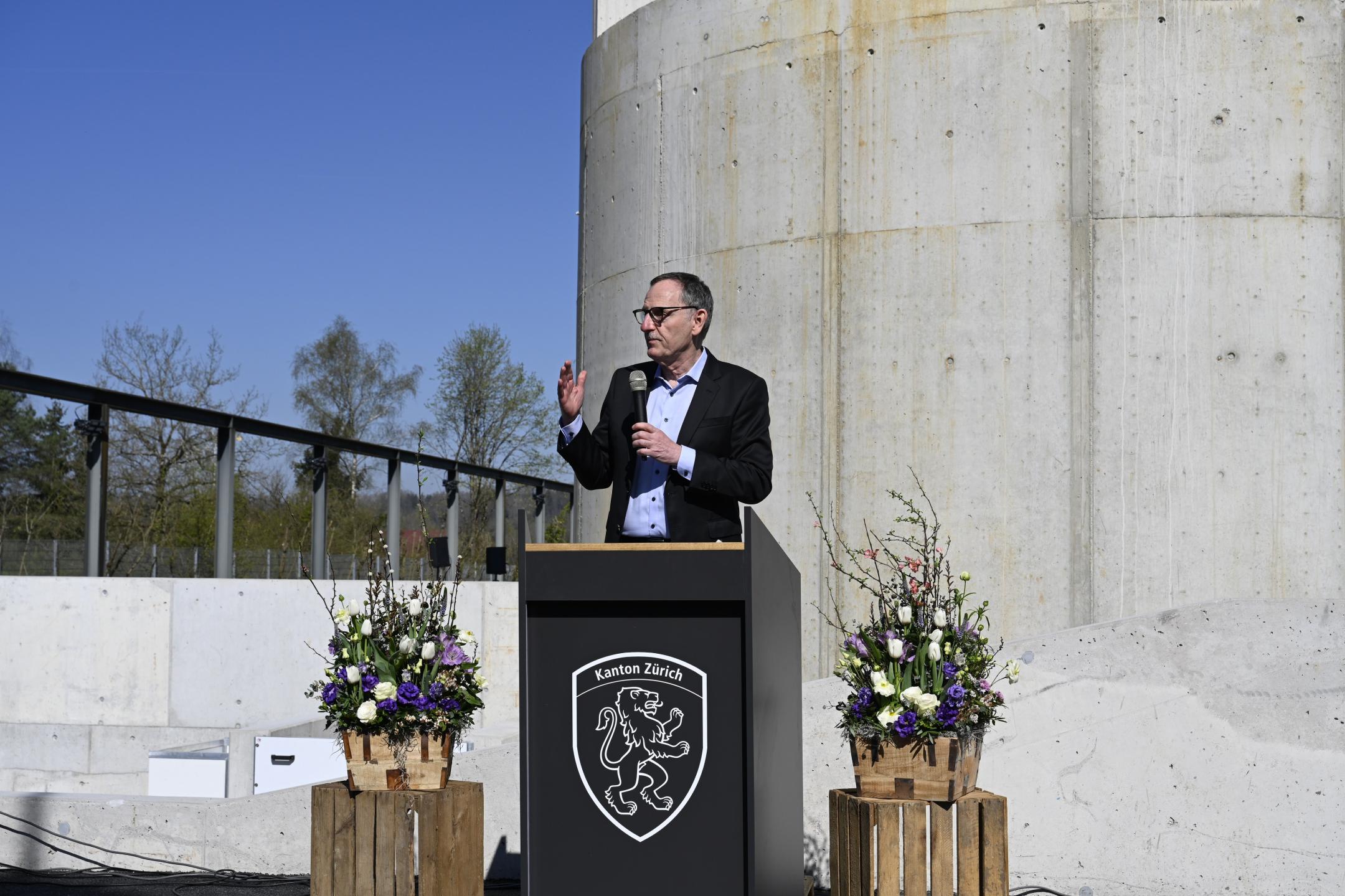 Mario Fehr hält eine Rede