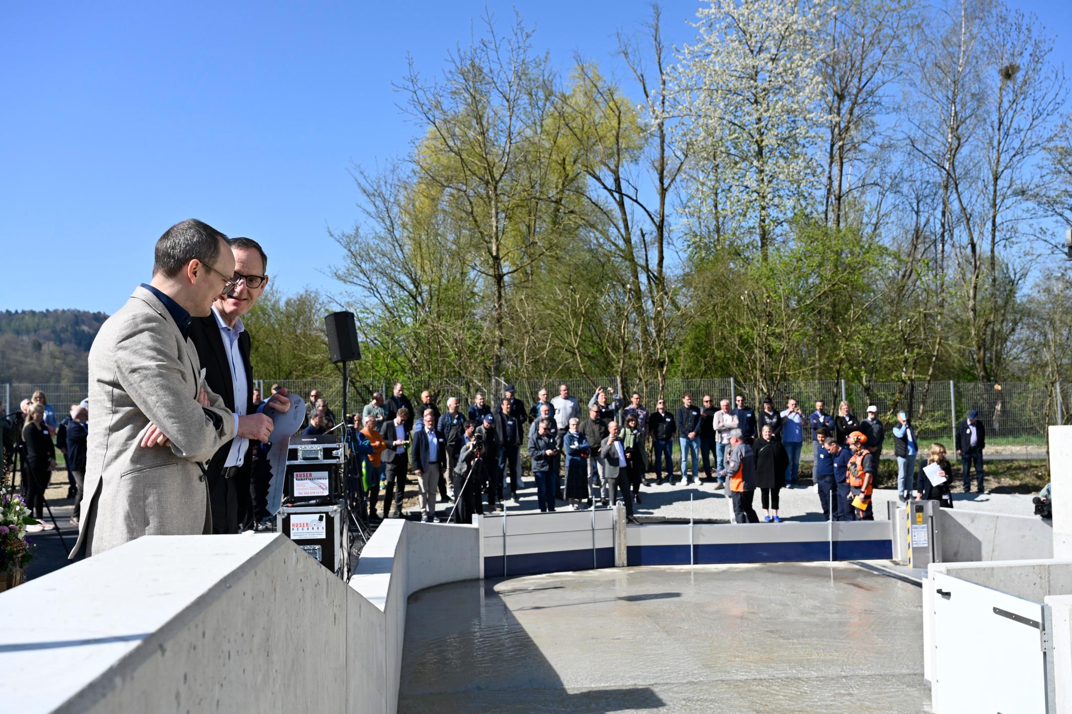 Die Regierungsräte besichtigen die neue Flutungsanlage.