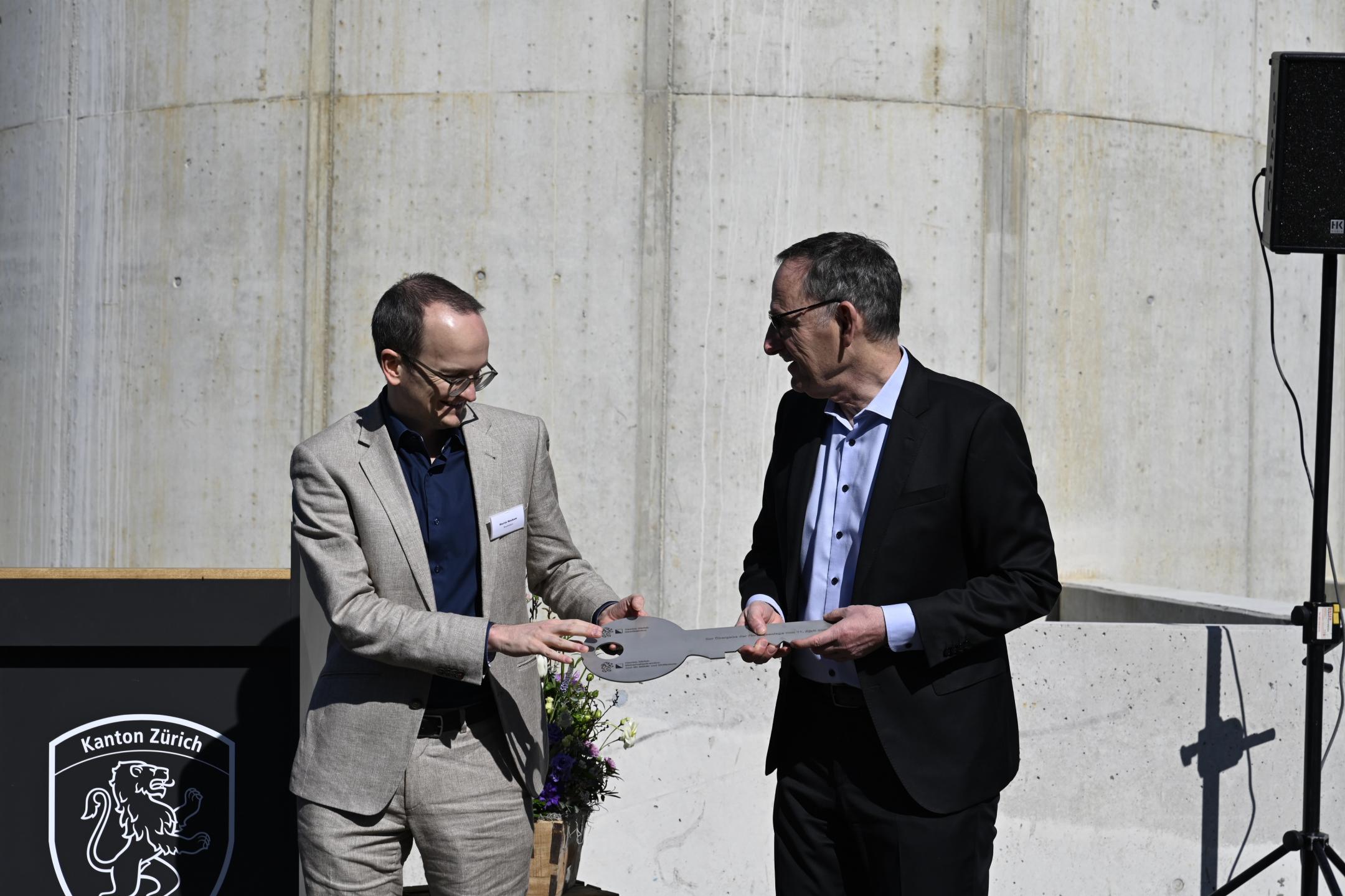 Baudirektor Neukom übergibt den symbolischen Schlüssel an Sicherheitsdirektor Fehr