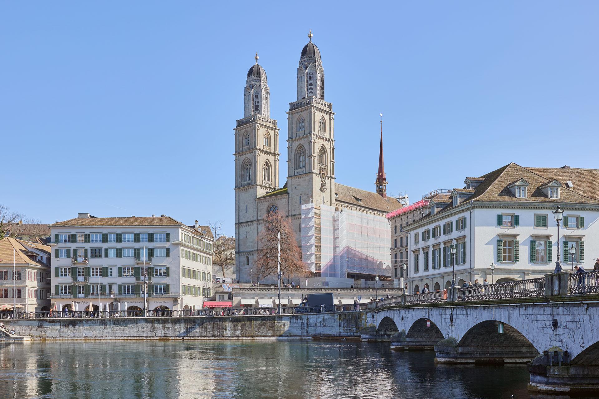 Das Grossmünster mit seinen markanten Doppeltürmen überragt die Limm