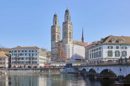 Das Grossmünster mit seinen markanten Doppeltürmen überragt die Limm